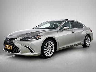 Grijs (metallic) Gebruikt 2022 Lexus ES300H Executive Line Sedan | € 39.950 (Eerlijke prijs)