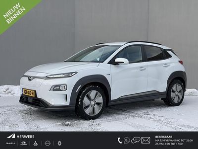 Chalk white metallic (p6w) Occasion 2022 Hyundai Kona Premium SUV | € 22.935 (Eerlijke prijs)