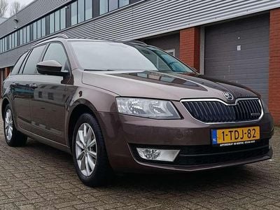 Bruin Gebruikt 2014 Skoda Octavia Stationwagen | € 6.200 (Eerlijke prijs)
