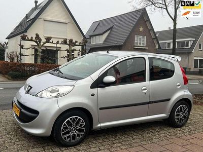 Grijs (metallic) Gebruikt 2007 Peugeot 107 Urban Move Hatchback | € 2.980 (Eerlijke prijs)