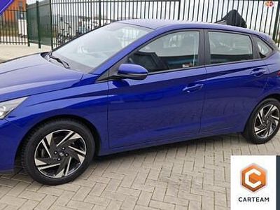 Blauw (metallic) Gebruikt 2023 Hyundai i20 Comfort Hatchback | € 16.895 (Eerlijke prijs)