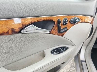 Grijs Gebruikt 2004 Mercedes E240 Elegance Sedan | € 2.499 (Eerlijke prijs)