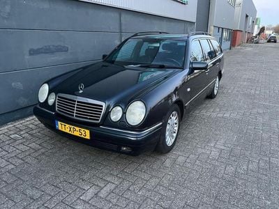 Zwart Gebruikt 1998 Mercedes 240 Avantgarde | € 1.195