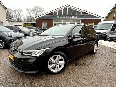 Zwart (metallic) Gebruikt 2022 VW Golf VIII Life Stationwagen | € 18.450 (Goede deal)