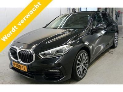 tweedehands BMW 118 1-SERIE i Automaat 140 pk High Executive Panoramadak Trekhaak Leer Sportstoelen Navigatie Camera Getint Glas Stoelverwarming Dab 18 Inch Donkere Hemel Life Cockpit NL Auto 1e Eigenaar BTW