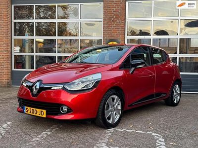 Rood Occasion 2013 Renault Clio IV Expression Hatchback | € 7.999 (Iets duurder)