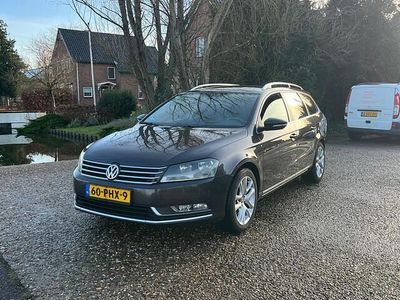 Bruin (metallic) Occasion 2011 VW Passat Comfortline Stationwagen | € 3.950 (Iets duurder)