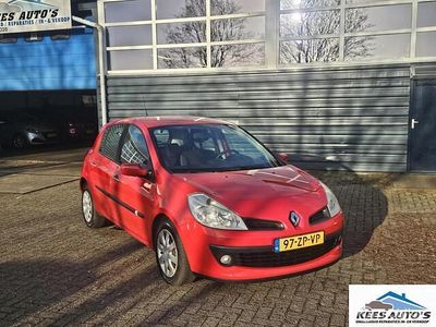 Rood Occasion 2008 Renault Clio II Dynamique Hatchback | € 2.499 (Eerlijke prijs)