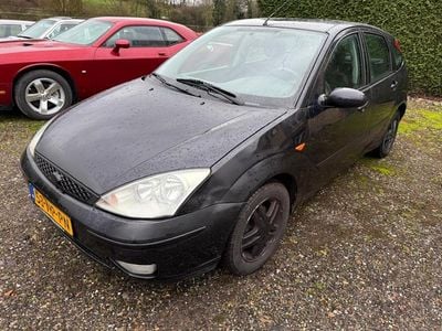 Zwart (metallic) Occasion 2004 Ford Focus Trend Hatchback | € 1.240 (Eerlijke prijs)
