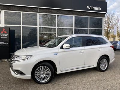 Wit metallic Occasion 2020 Mitsubishi Outlander P-HEV Intense SUV | € 22.900 (Eerlijke prijs)