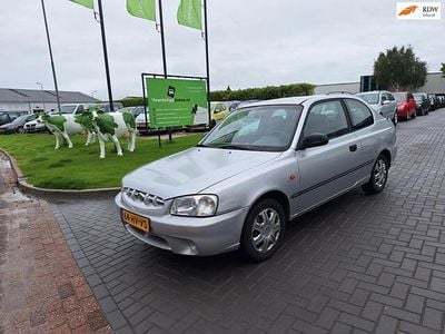 Grijs Gebruikt 2002 Hyundai Accent Hatchback | € 2.799