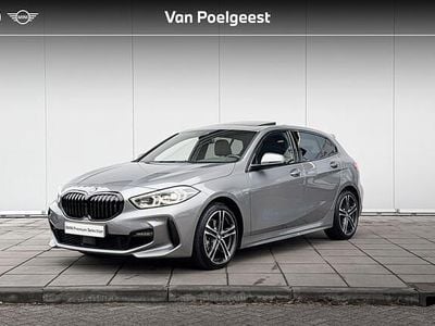 Skyscraper grey metallic (grijs metallic) Occasion 2024 BMW 118 M Sport Hatchback | € 33.900 (Eerlijke prijs)