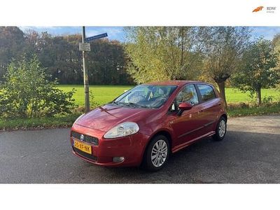 Rood (metallic) Occasion 2007 Fiat Grande Punto Emotion Hatchback | € 1.750 (Eerlijke prijs)