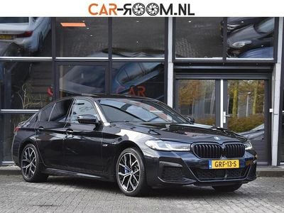 Zwart Gebruikt 2023 BMW 530e M Sport Sedan | € 42.950 (Eerlijke prijs)