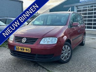 Rood (metallic) Gebruikt 2004 VW Touran Trendline MPV | € 949 (Eerlijke prijs)