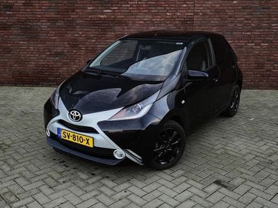 Zwart Gebruikt 2016 Toyota Aygo X-wave Hatchback | € 7.995 (Goede deal)