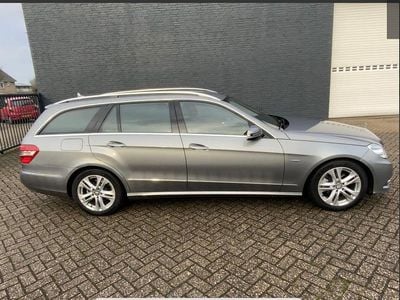 Grijs (metallic) Gebruikt 2012 Mercedes E200 Avantgarde Stationwagen | € 10.500 (Eerlijke prijs)