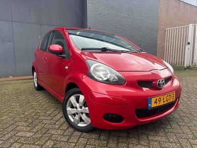 Occasion Toyota Aygo 68 PK (50 kW) 2010 Rood (metallic) Hatchback