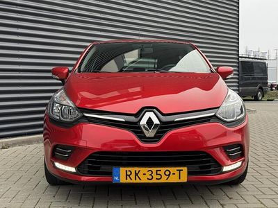Rood (metallic) Occasion 2017 Renault Clio IV Zen Hatchback | € 9.945 (Eerlijke prijs)