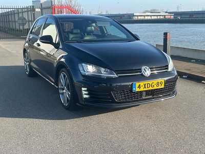 Zwart (metallic) Occasion 2014 VW Golf VII Highline Hatchback | € 9.950 (Eerlijke prijs)