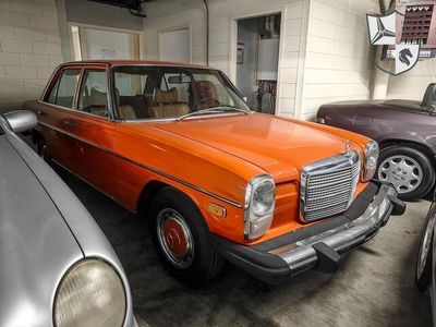 Oranje Occasion 1976 Mercedes 240 | € 14.950