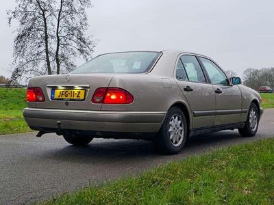 Grijs Gebruikt 1996 Mercedes E300 Classic Sedan | € 5.500