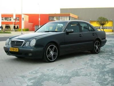Grijs (metallic) Gebruikt 2000 Mercedes E320 Classic Sedan | € 2.995