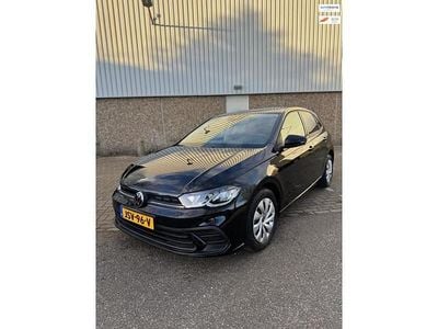 Zwart (metallic) Occasion 2022 VW Polo Life Hatchback | € 18.995 (Goede deal)