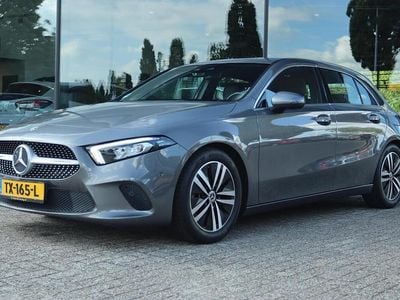 Grijs, metallic lak Gebruikt 2018 Mercedes A180 Premium Hatchback | € 19.900 (Eerlijke prijs)