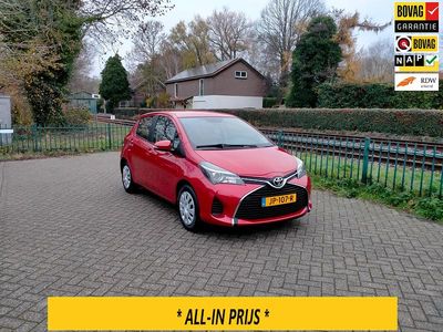 Rood (metallic) Gebruikt 2016 Toyota Yaris Hatchback | € 9.950 (Eerlijke prijs)