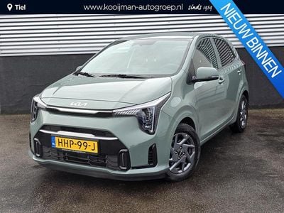 Adventurous green Occasion 2025 Kia Picanto Hatchback | € 19.699 (Eerlijke prijs)