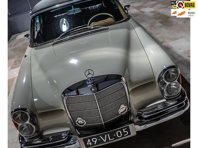 Geel Occasion 1966 Mercedes 250 Cabriolet | € 179.499