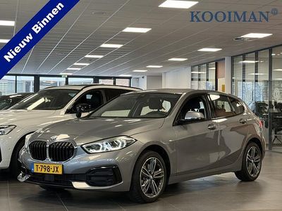 Grijs (metallic) Gebruikt 2023 BMW 118 Comfort Edition Hatchback | € 24.395 (Goede deal)