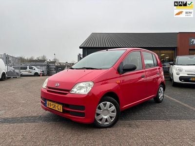 Rood Occasion 2006 Daihatsu Cuore Hatchback | € 2.750 (Eerlijke prijs)