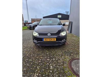Zwart (metallic) Gebruikt 2016 VW Polo Highline Hatchback | € 6.950 (Goede deal)