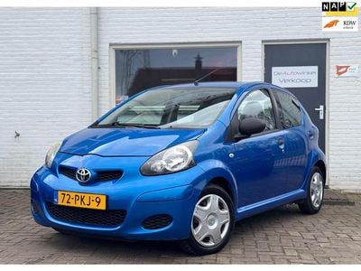 Blauw (metallic) Occasion 2011 Toyota Aygo Cool Hatchback | € 3.247 (Eerlijke prijs)