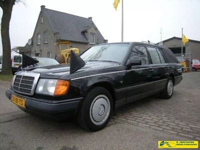 tweedehands Mercedes 200 200-serieD VERLENGD BEGRAFENISAUTO ORIGINELE HUISKAMP UITVOERING