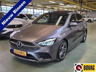 Grijs (metallic) Gebruikt 2023 Mercedes B180 AMG line MPV | € 34.950