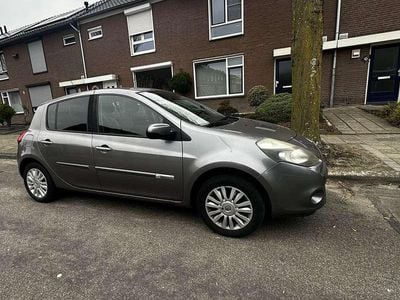 Grijs Gebruikt 2010 Renault Clio II Collection Hatchback | € 3.450 (Eerlijke prijs)