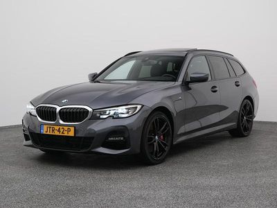 Grijs Occasion 2021 BMW 330e Executive Stationwagen | € 29.750 (Goede deal)