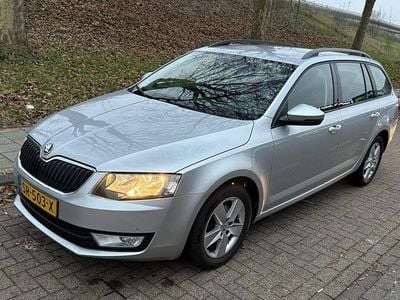 Grijs (metallic) Occasion 2014 Skoda Octavia Ambition Stationwagen | € 6.450 (Goede deal)