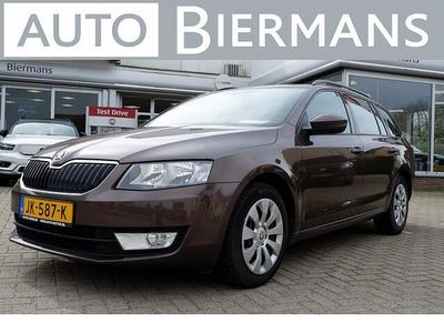 Bruin, metallic lak Occasion 2016 Skoda Octavia Ambition Stationwagen | € 10.945 (Iets duurder)