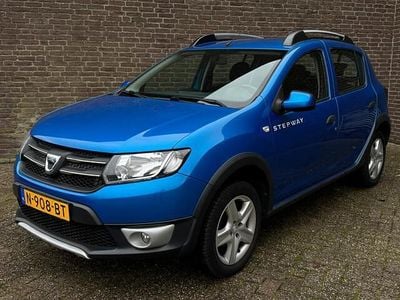 Blauw Gebruikt 2014 Dacia Sandero Lauréate Hatchback | € 7.440 (Eerlijke prijs)
