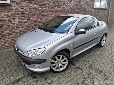 Grijs Gebruikt 2001 Peugeot 206 CC Cabriolet | € 1.850 (Eerlijke prijs)