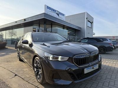 Grijs (metallic) Occasion 2025 BMW 520 M Sport Stationwagen | € 63.900 (Super prijs)