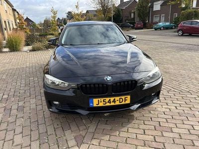 Zwart Occasion 2013 BMW 320 Sedan | € 7.290 (Eerlijke prijs)
