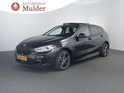 Zwart Gebruikt 2020 BMW 118 Executive Hatchback | € 24.945 (Eerlijke prijs)