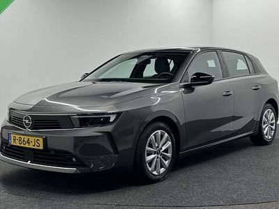Grijs, metallic lak Gebruikt 2022 Opel Astra Edition Hatchback | € 18.500 (Eerlijke prijs)