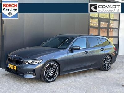 Grijs, metallic lak Gebruikt 2021 BMW 318 Sport Line Stationwagen | € 31.950 (Duur)