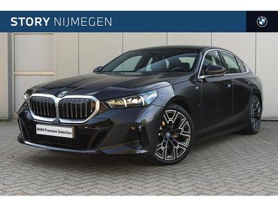 Grijs Occasion 2024 BMW 530e M Sport Sedan | € 61.950 (Eerlijke prijs)